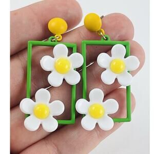 White Daisy Pierced Earrings Flower Floral Mid Century MOD 3D Window Yellow Gree